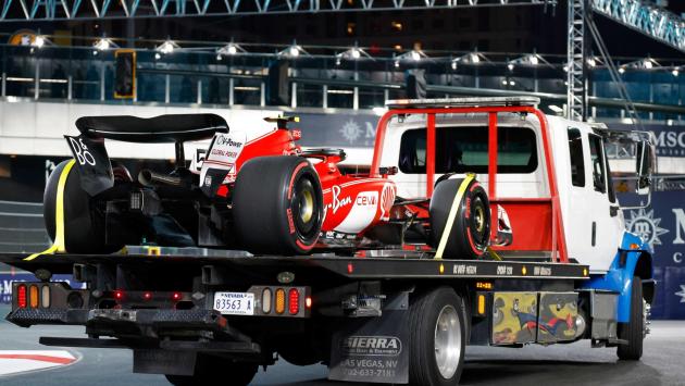 Prime libere a Las Vegas: un tombino distrugge la ferrari di Sainz. La furia di Vasseur