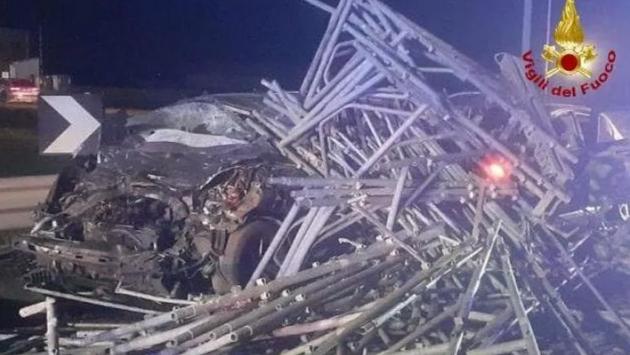 Camion perde il carico e colpisce due auto a Caprara: morti due giovani, cinque feriti (uno grave al Maggiore). L'autista è fuggito: rintracciato è stato arrestato