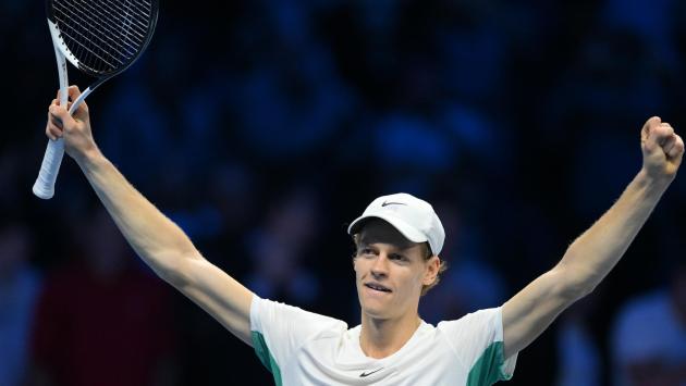 Inarrestabile Sinner, batte Medvedev in tre set (6-3, 6-7, 6-1) e vola in finale ai Master. E' il primo italiano di sempre