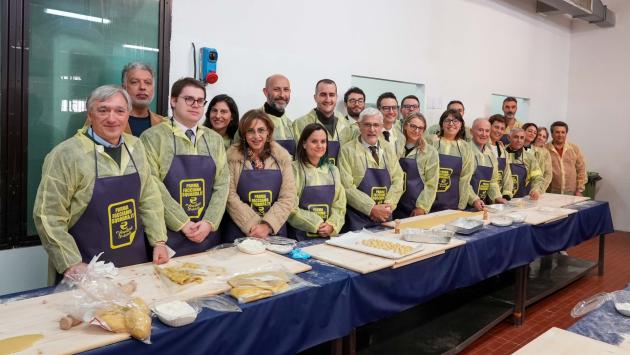 Anolini solidali fa tappa in via Burla con un team "comunale" di chef speciali