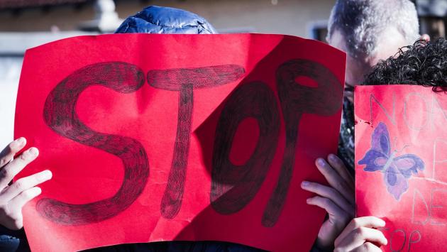 Bimba di 8 anni scrive "Help" su un cartello per salvare la madre dalla botte del padre