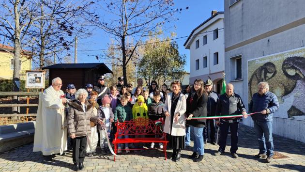 I bambini del catechismo inaugurano una panchina rossa