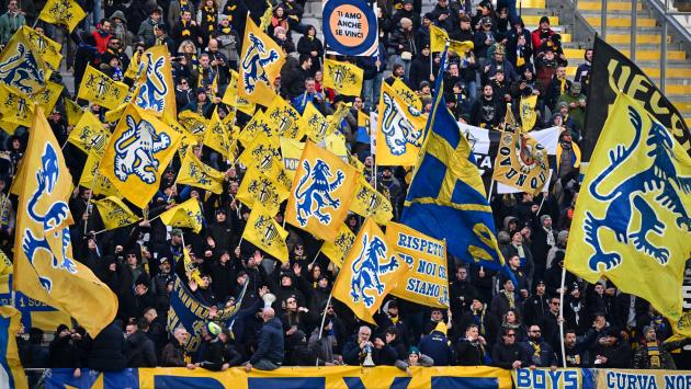 L'ultima azione regala tre punti preziosissimi al Parma che mantiene la vetta con il Venezia - Risultati e classifica