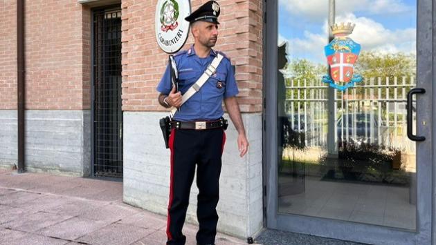 Lo aggredisce e gli danneggia l’auto per “questioni” di vicinato: denunciato dai carabinieri