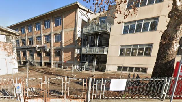 Ladro solitario scoperto e fermato dalle guardie giurate in piena notte all'interno dell'istituto Levi. Arrestato