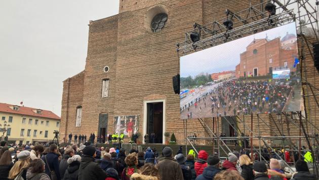 Questa mattina il funerale di Giulia Cecchettin a Padova: iniziati gli ingressi nella Basilica 