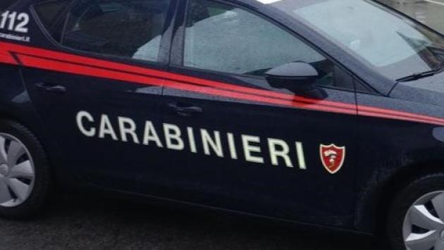Asolana, finge di accostare ma fugge a tutto gas di fronte all'alt dei carabinieri: denuncia e multe per migliaia di euro 