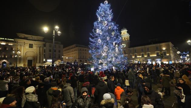 Acceso l'albero in piazza Garibaldi: ora la corsa verso il Natale è davvero iniziata!