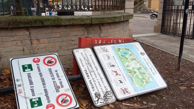 Quel pannello turistico a terra... "che presentazione di Parma è?"
