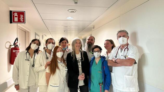 Patti Smith dimessa dall'ospedale: "Sta bene". Annullati il concerto di Venezia e l'incontro di Milano: come fare per il rimborso dei biglietti