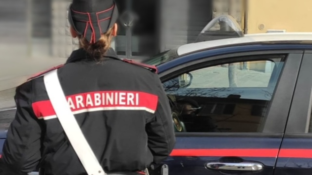 Perseguita e aggredisce l’ex compagna: denuncia e divieto di avvicinamento