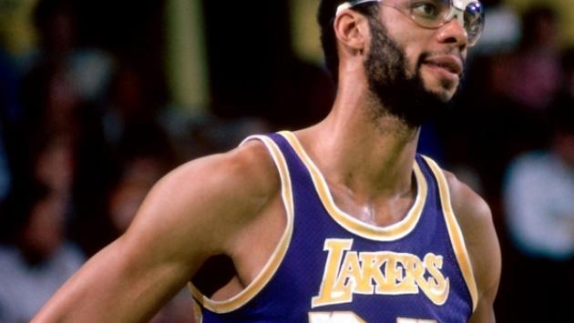 Jabbar si frattura un'anca cadendo a un concerto