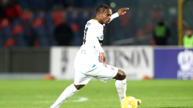 Il Parma, in dieci per 90 minuti, strappa lo zero a zero sul campo del Cosenza e resta primo, guadagnando  una lunghezza su Venezia e Como. Anche il Catanzaro ha perso. Solo il Palermo avanza