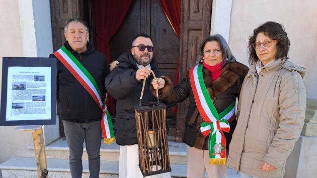 La Lanterna del Po, nel suo viaggio di pace iniziato a Polesine Zibello,  sbarca a Riva del Po (Ferrara)