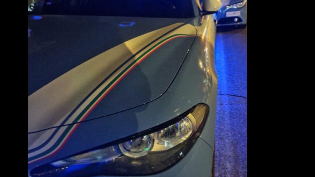 Venditore di fiori picchiato e rapinato  in via Emilia est da due uomini: uno arrestato, l'altro in fuga