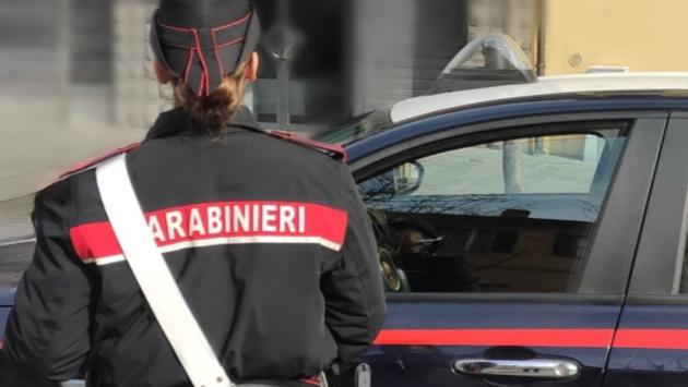 Prende per il collo la compagna fino a farla svenire, denunciato a Reggio Emilia. Per lui l'allontanento dalla casa  familiare e il divieto di avvicinamento alla donna
