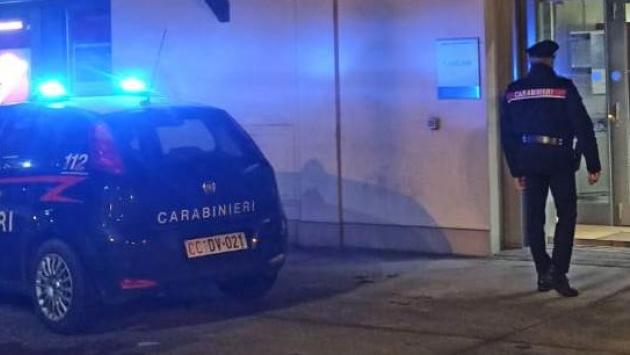 Fa un prelievo con il bancomat ma i soldi se li intascano due 28enni rumeni
