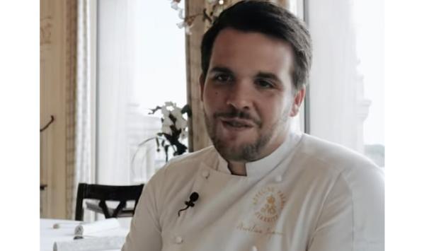 Licenziato in Francia uno chef stellato di un hotel di lusso a Biarritz: l'aiuto cuoco legato nudo a una sedia, con una mela in bocca e una carota nel fondoschiena. La presunta vittima, però, nega tut