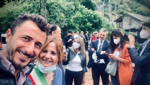 Il prefetto di Biella revoca il porto d'armi a Emanuele Pozzolo: la sua pistola "tascabile" ferì una persona a Capodanno