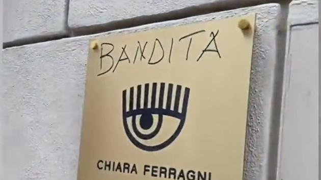 Scritte "truffratrice" su vetrine store Ferragni 