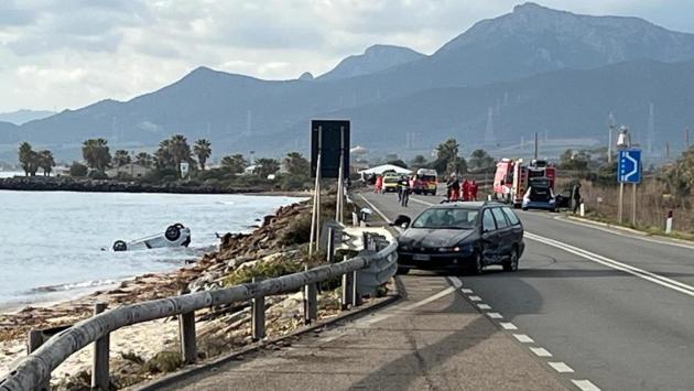 Auto si ribalta e finisce in mare, un morto nel Cagliaritano