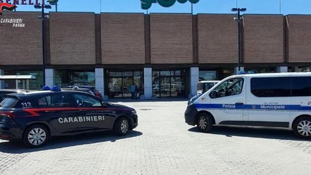 Tentano il trucco dei soldi trovati a terra: denunciate due donne