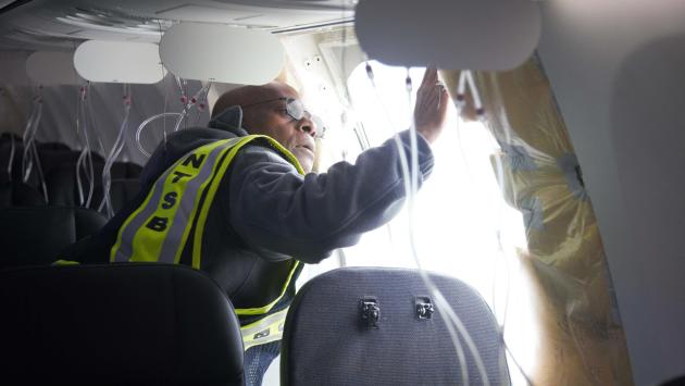 La United Airlines trova dei bulloni allentati nei portelli di alcuni Boeing 737 Max9 dopo le ispezioni a seguito dell'incidente del jet dell'Alaska Airlines