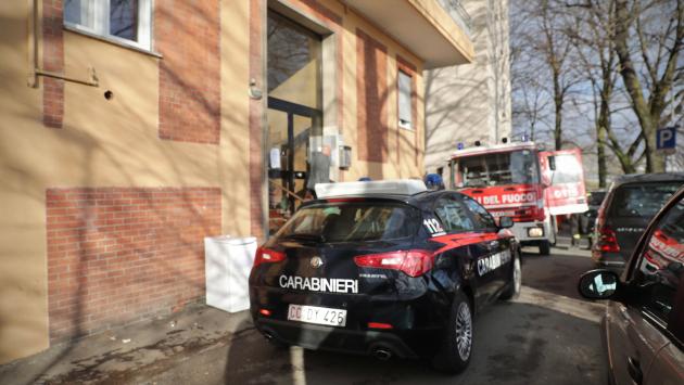 Carabinieri e vigili del fuoco in via Pontremoli a Parma 