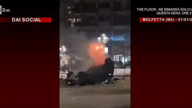 Ribaltarono e incendiarono auto in piazza a Capodanno, 5 arresti