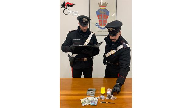 Scappa e getta la droga nell'erba: sequestrati hashish, contanti e un cutter. Arrestato un 20enne