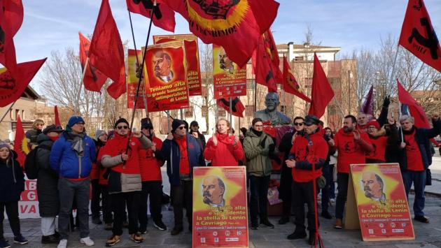 Mosca dimentica il centenario della morte di Lenin. Cavriago no:  cerimonia davanti al busto dell'artefice della rivoluzione d'ottobre
