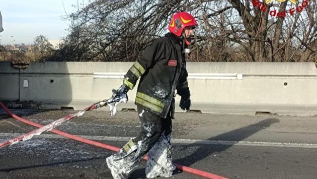 Via Buffolara, esplode una batteria in un negozio di monopattini: vigili del fuoco e ambulanza in azione