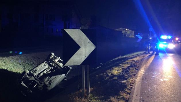 Auto nel fossato tra Busseto e Polesine