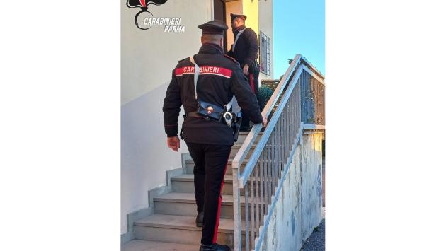 Traversetolo: rientra a casa alterato, la moglie chiede aiuto ai carabinieri e lui li aggredisce. Arrestato 36enne residente a Traversetolo