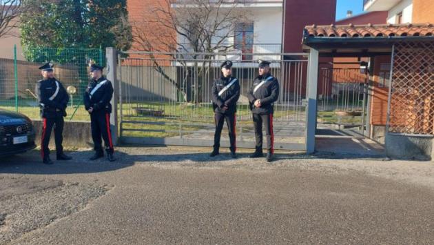 Ventiseienne ucciso a coltellate nel Varesotto: dalla casa sono spariti monili in oro. Forse la vittima conosceva l'aggressore