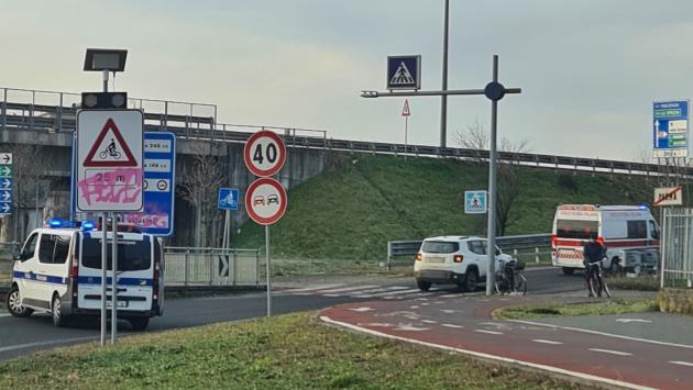 Scontro auto-bici in tangenziale Nord, un ferito