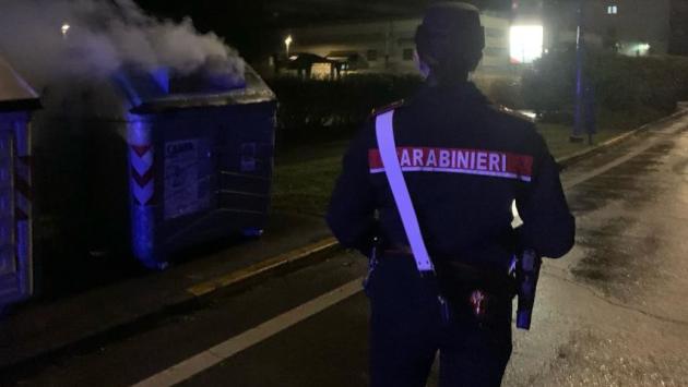 Boretto: getta un petardo nel cassonetto della carta e ne provoca l'incendio. Un 17enne denunciato dai carabinieri