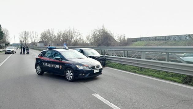 Un'auto rubata a folle velocità inseguita da auto dei carabinieri e polizia sulla tangenziale nord.  Poi l'incidente e un militare ferito. Traffico bloccato in tangenziale