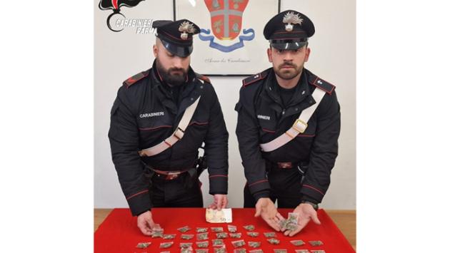 Nel marsupio aveva 76 bustine di marjuana pronte da vendere: in manette pusher nigeriano molto "attivo" in Oltretorrente