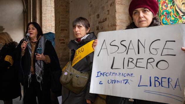 Sit-in per il fondatore di WikiLeaks, Julian Assange, in piazza Garibaldi