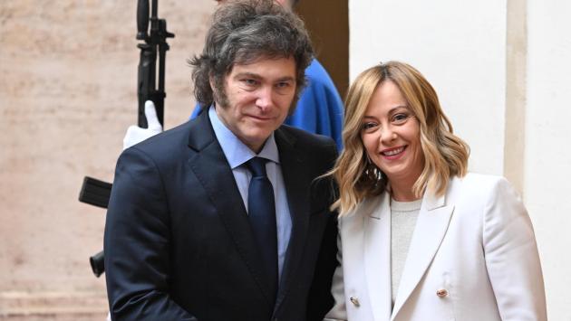 Show del presidente argentino Javier Milei a Roma: "Lo Stato è criminale. Il socialismo? Una malattia dell'anima". Disgelo col Papa