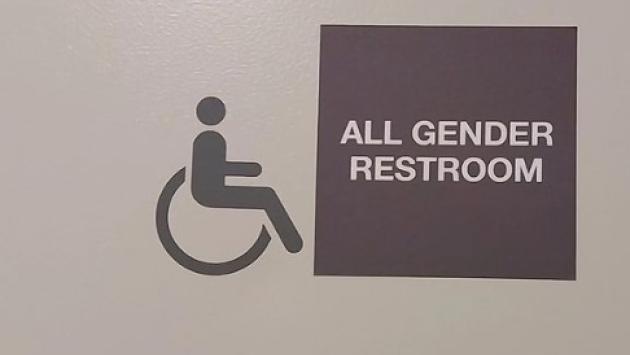Ironia contro i bagni "gender neutral": la Bocconi sospende tre studenti