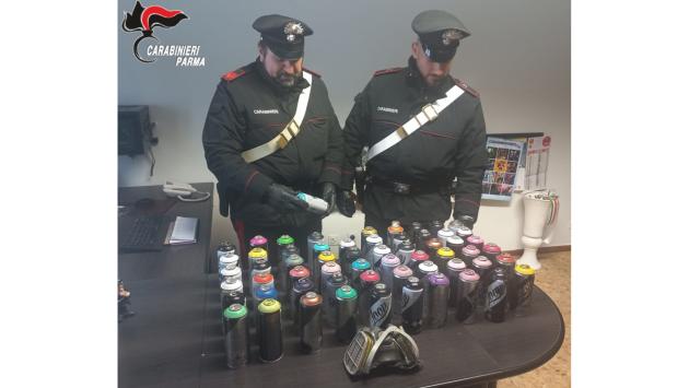 Langhirano: sequestrate 60 bombolette di vernice spray ed una maschera da verniciatore. Denunciati due 26enni italiani