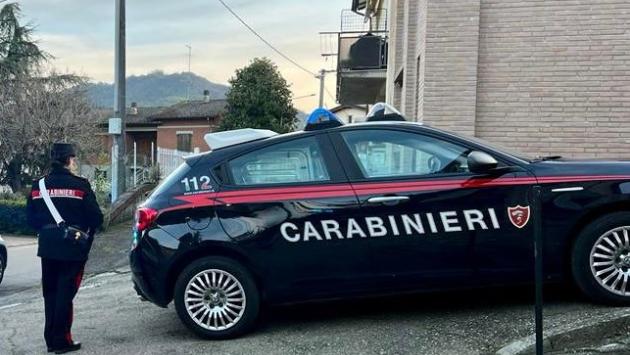 Lo ospita per un mese ma l'amico se ne va con 300 euro e due cellulari: denunciato 51enne 