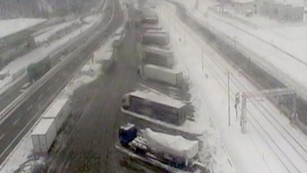 Pullman di studenti bloccato oltre otto ore dalla neve e  dal gelo in autostrada in Austria: nella notte rientro a Sulmona