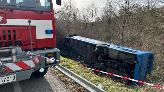 Un bus con 40 studenti fuori strada, autista grave
