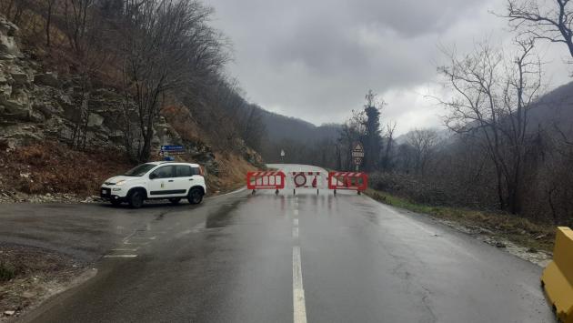 Chiusa la strada provinciale 15 per Ravarano per un distacco di roccia causato dalla pioggia incessante. Comune diviso in due. Alcune case isolate