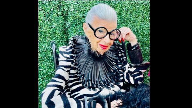 Morta a 102 anni Iris Apfel, eccentrica icona della moda newyorkese
