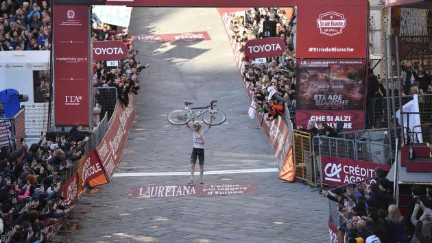 Strade Bianche: il trionfo di Pogacar dopo una fuga solitaria di 81 chilometri