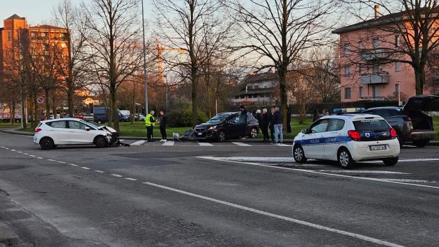 Scontro tra due auto all'incrocio tra via Pizzetti e via Picasso